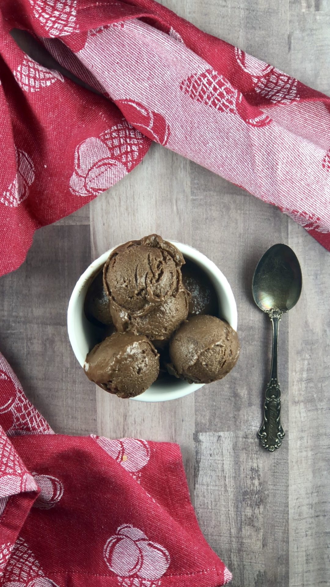 Peanut Butter Chocolate Banana Ice Cream in a white bowl surrounded by a pink napkin. FODMAP desserts