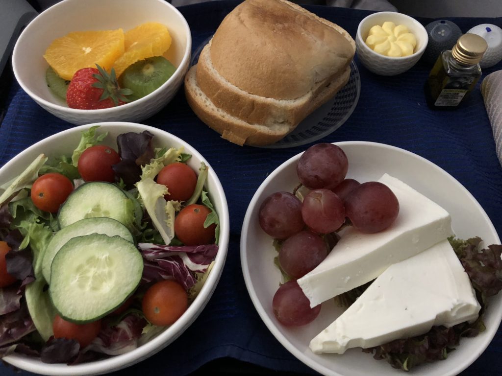 United Airlines: Appetizer - salad, fruit and gluten free bread