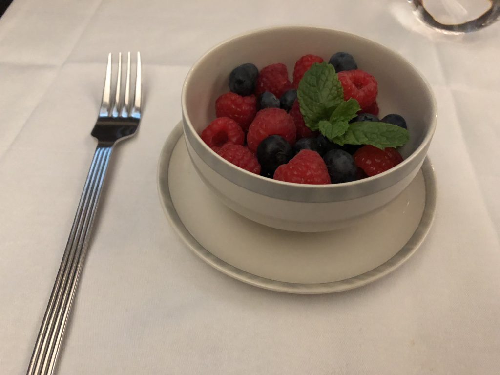 Singapore Airlines: Dessert - fresh bowl of berries &amp; mint