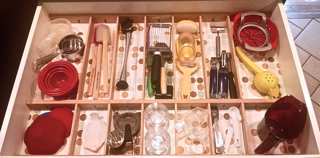 Kitchen organization tips for the kitchen drawers.